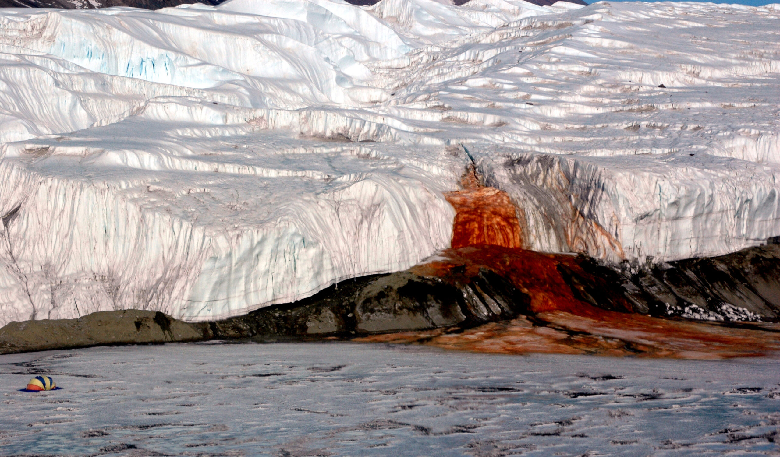 Antartide – Le misteriose “cascate di sangue”