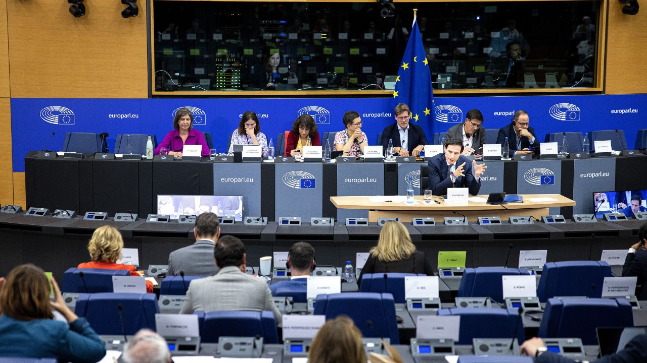 Eurodeputati alla Commissione Europea: agire contro ingerenze di Musk