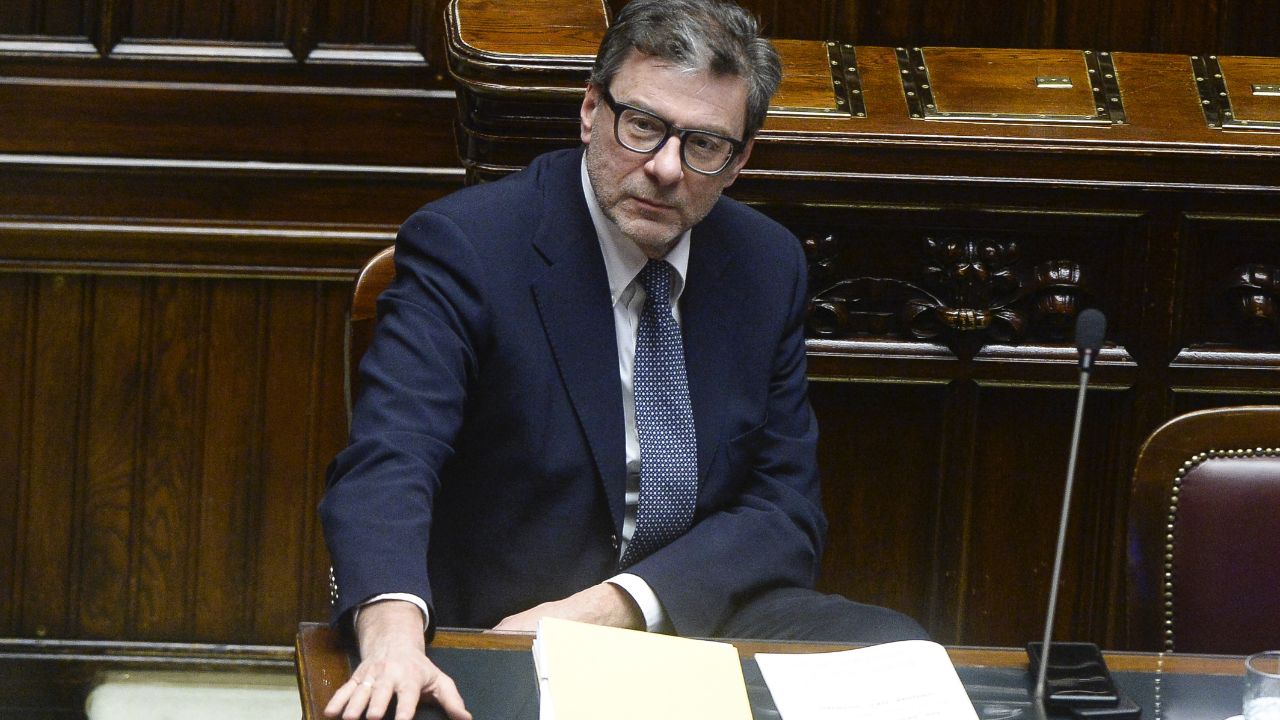 Il Ministro dell’Economia Giancarlo Giorgetti esorta alla prudenza .