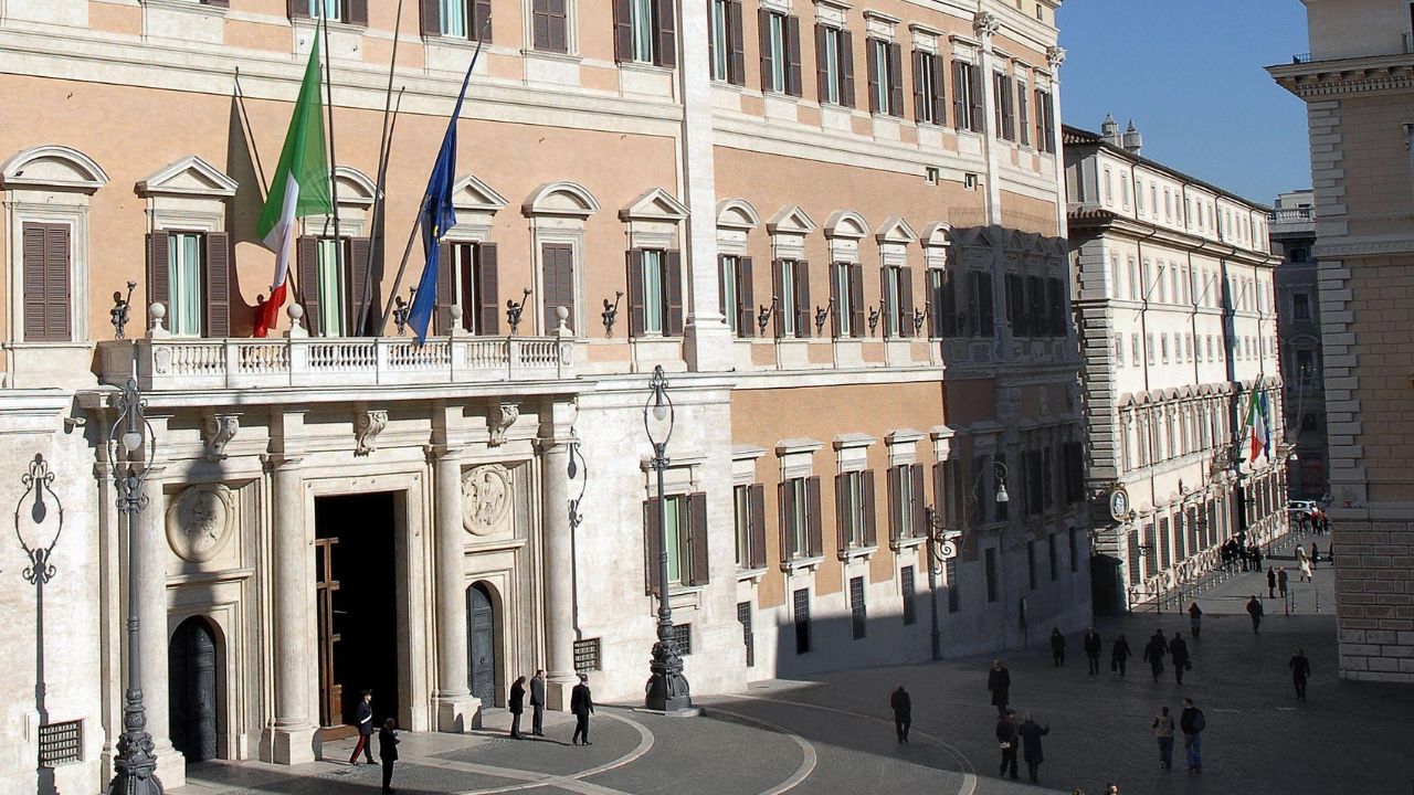 Frutta e verdura lanciate sulla Camera