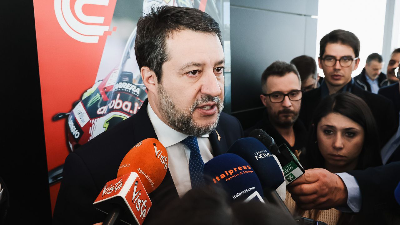 Salvini, “no a un esercito UE guidato da Macron”